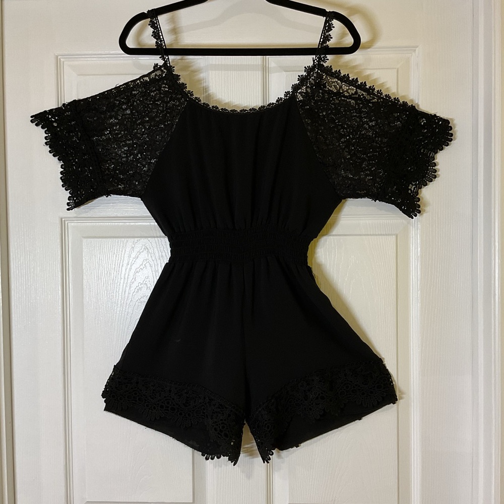 Lacy Black Cold Shoulder Short Sleeve Romper Short Set Size Small